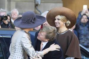Der niederländische König Willem-Alexander begrüßt Königin Mathilde aus Belgien