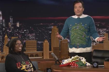 Whoopie Goldberg hat Weihnachts-Pullis designt - Jimmy Fallon hat einen Entwurf anprobiert