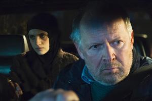 "Tatort: Borowski und das verlorene Mädchen": Kommissar Borowski (Axel Milberg) bringt Julia (Mala Emde) nach Hause