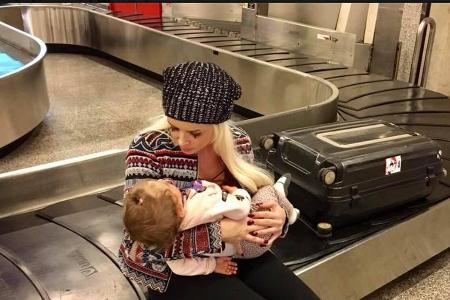 Daniela Katzenberger und ihre Tochter Sophia beim Warten am Flughafen