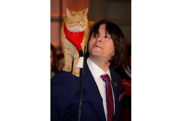 ...natürlich von Bob, ohne den der Film - und vor allem die Buchvorlage - niemals entstanden wäre. Auf der Schulter seines B...