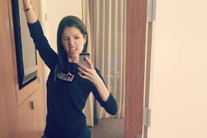 Mit cooler Superman-Pose startet Anna Kendrick ihre Buchvorstellung in Chicago