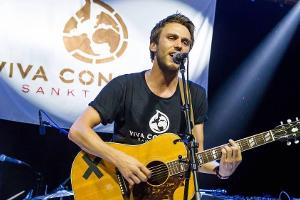 Clueso sang sich mit Songs wie "Chicago" und "Keinen Zentimeter" in die Herzen der Deutschen