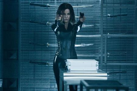 Selene (Kate Beckinsale) weiß Waffen und ihre Reize einzusetzen