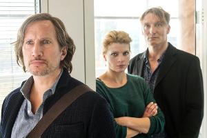 "Die vierte Gewalt": Journalist Jan Schulte (Benno Fürmann) mit Kollegin Britta (Jördis Triebel) und Chefredakteur Weishaupt...