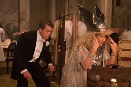 Florence Foster Jenkins rüstet sich für ihren großen Auftritt - Ehemann St. Clair Bayfield ist ihr größter Unterstützer