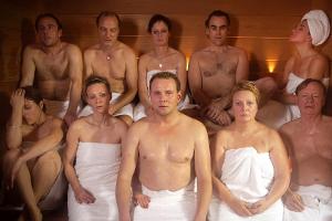 Fünf Paare (u. a. Anke Engelke, o. r.) haben das Wellness-Wochenende mit professioneller Paartherapie gebucht