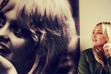 Kate Hudson posiert am Portrait ihrer Mutter, der Schauspielerin Goldie Hawn, in Los Angeles