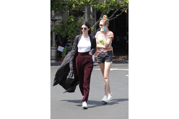 ...unterwegs und auch noch die beste Freundin von Gigi Hadid, nein, sie hat auch einen Style, den man sich gerne mal ansieht...