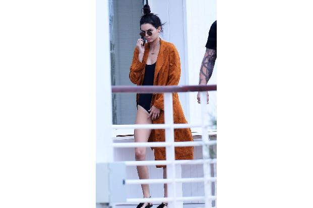 ...in verschiedensten Varianten immer wieder bei ihr auftaucht: Der lange Mantel! Ob hier zum Baden in Frankreich oder nochm...