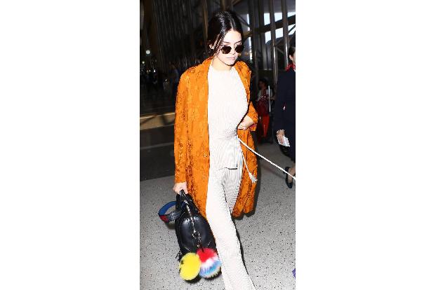 ...denselben am Flughafen von Los Angeles - das Model sieht man kaum ohne die weite und lange Oberbekleidung. Sogar...