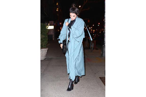 ...man sich bei ihr kaum entscheiden kann, welches unser Lieblingsteil an ihr ist. Warum aber trägt sie diese? Zugegeben: Si...