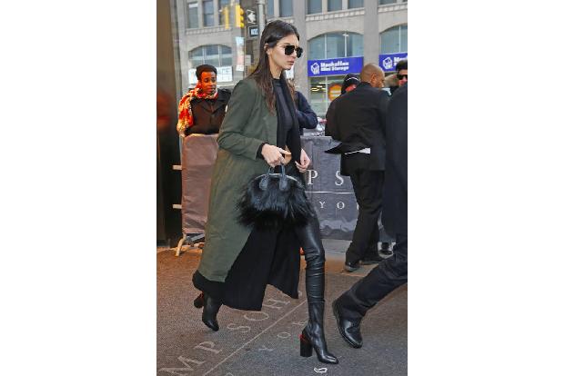 ...langen Mantel zu kuscheln. Zusätzlich erhält ein Outfit dadurch einfach mal letzten Schliff. Außerdem kann frau damit ele...