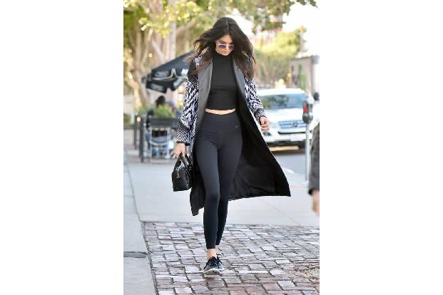 ...Muster, der lange Mantel macht einfach Lust auf Mode und ist eine gute Alternative zur Leder-, Bomber- oder Jeansjacke. U...