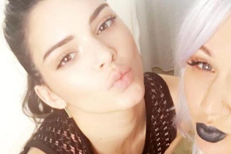 Für das Selfie nach dem Interview hält Kendall Jenner natürlich ihre rechte Gesichtshälfte in die Kamera