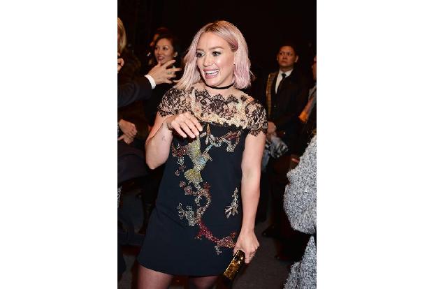 ...herrschte am Wochenende auch Backstage bei der philippinischen Modemacherin Monique Lhuillier. Dort tummelten sich Hilary...