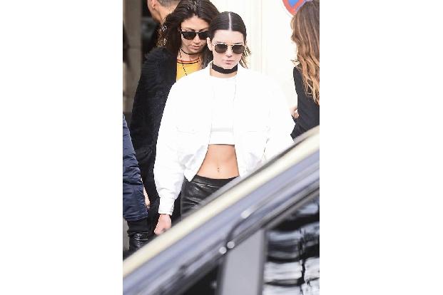 Im Rahmen der Haute Couture-Schauen in Paris stellte das französische Luxuslabel Chanel am Dienstag die neuen Entwürfe für F...