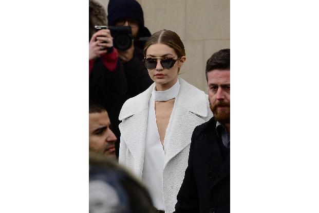 ...ihre BFF Gigi Hadid zählte zu den erlesenen Gästen der Show. Das derzeit so gefragte Victoria's Secret-Model ist derzeit ...