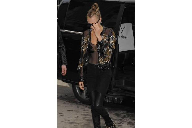 ...gutgelaunt wirkte die 23-jährige Beauty allerdings nicht und versteckte ihr Gesicht hinter der Sonnenbrille und ihrer Han...