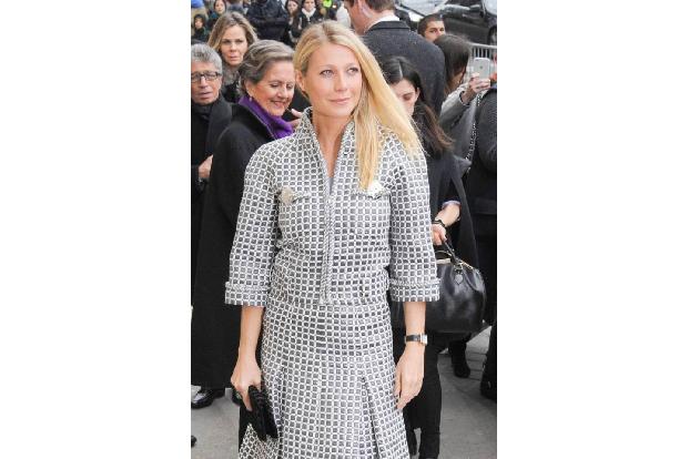 ...die gestandenen Promi-Ladys vor Ort immerhin ein Lächeln abringen - darunter auch Gwyneth Paltrow, die ebenfalls...