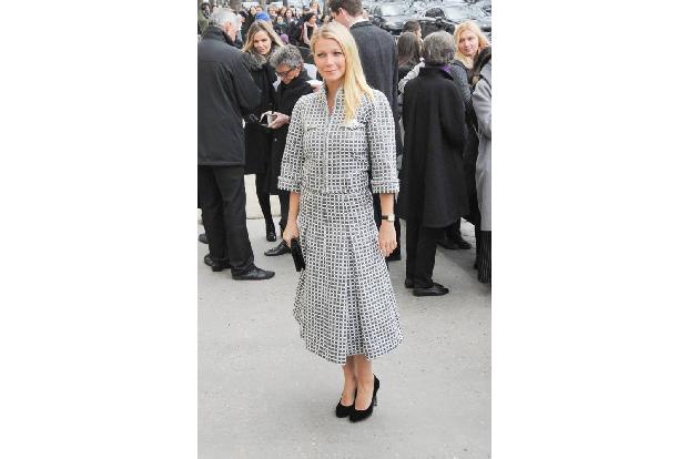 ...zur Show geladen war und in einem schicken Kostüm aus der Ready-to-Wear-Kollektion des französischen Labels erschien. Ebe...