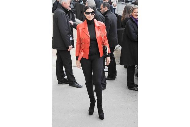 ...präsentierte sich die bezaubernde Monica Bellucci, deren rote Lederjacke aus dem Hause Chanel stammt, und auch...