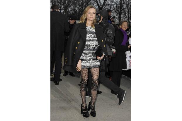 ...zur wild gemusterten Strumpfhose allerdings besonders glücklich gewählt war, sei mal dahingestellt. Aber die deutsche Sch...