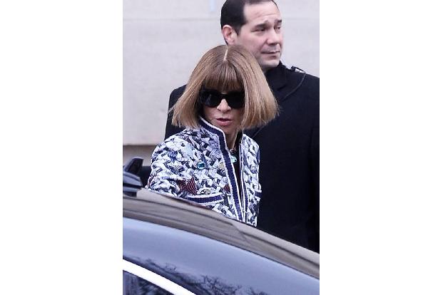 ...nicht die einzige, die in wild gemusterter Garderobe bei der Fashion-Show auflief. Auch Anna Wintour setzte auf wilde Mus...