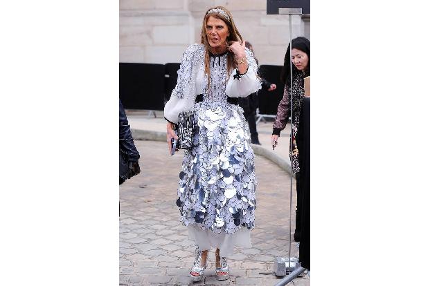 ...wie die geladene Anna Dello Russo. Im Vergleich zu den gestandenen VIP-Ladys erschienen die jungen Beautys wie...