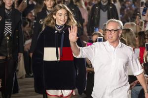 Warum muss Gigi Hadid so weite Klamotten bei Tommy Hilfiger tragen?