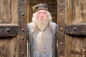 Taucht in der "Phantastische Tierwesen"-Reihe als junger Mann auf: Albus Dumbledore - hier in "Harry Potter und der Orden de...