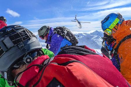 Der Helikopter hat seine Insassen auf einem Gipfel abgesetzt