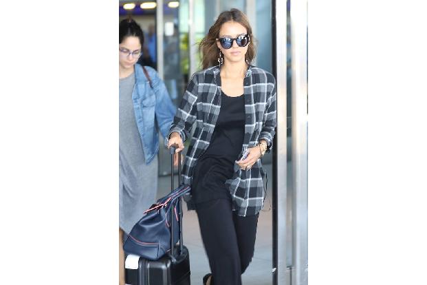 ...das Flugzeug. Wobei das gedeckte Outfit von Jessica Alba auch nicht ganz falsch war - bequem und dank Karohemd auch noch ...