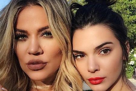 Khloé Kardashian (l.) und ihre Halbschwester Kendall Jenner