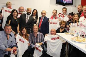 Friedlich vereint und frisch mit Fußballtrikots ausgestattet: Der "Game of Thrones"-Cast