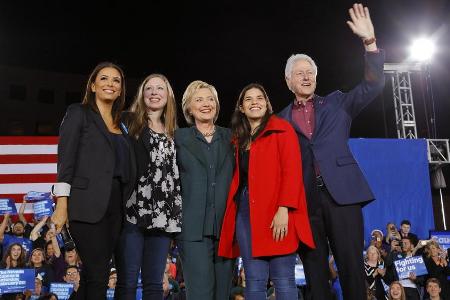 Zahlreiche Stars unterstützen Hillary Clinton in ihrem Wahlkampf gegen Donald Trump. Zu ihren prominenten Fans gehören unter...