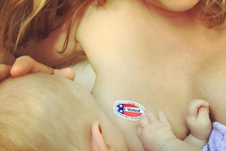 Alanis Morissette (42) zeigt mit ihrem Still-Foto, dass man auch per Briefwahl wählen kann, falls man das Haus nicht verlass...