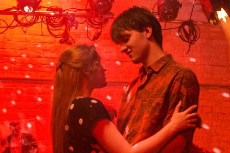 Pommes versucht beim Stehblues das Mädchen für sich zu gewinnen