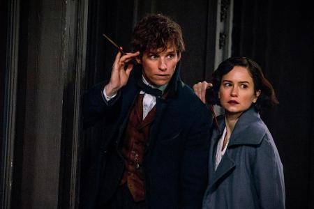 Newt, ein britischer Zauberer, erforscht magische Kreaturen und bringt einige mit nach New York, wo die magische Welt auch o...