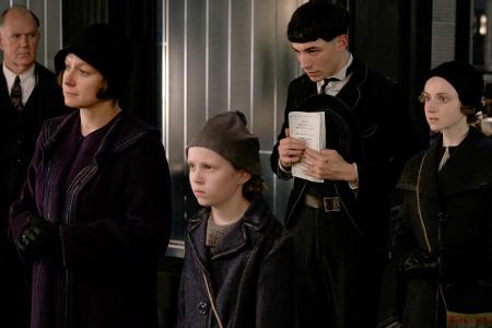 In weiteren Rollen tauchen (von l. nach r.) auf: Samantha Morton als Mary Lou Barebone, Faith Wood-Blagrove als Modesty, neb...