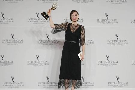 Christiane Paul mit ihrem Emmy