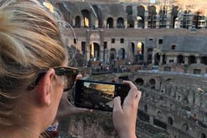 Die historischen Gebäude hält Kate Upton mit ihrem Handy fest