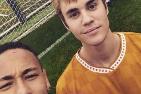 Bitte alle lächeln: Neymar knipst ein Selfie mit Mädchenschwarm Justin Bieber und seinem Barca-Kollegen Rafinha