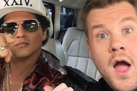 Bruno Mars (l.) und James Corden gemeinsam im Auto
