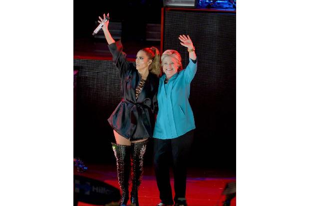 ...Hillary, die offenbar auch gerne auf Sexappeal zielt, um ein paar Wähler mehr für sich zu gewinnen. Nun, wer mag...