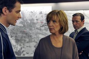 "Kommissarin Lucas: Spurlos": Leander Blohm (Florian Stetter) spricht mit Kommissarin Ellen Lucas (Ulrike Kriener)