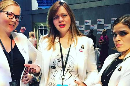 Entsetzte Gesichter bei Amy Schumer (v.l.n.r.), Amber Tamblyn und America Ferrera auf einer Wahlparty
