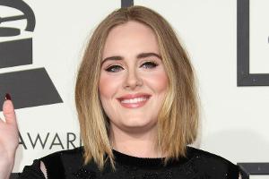 Hat angeblich mächtig was auf der hohen Kante liegen: Adele