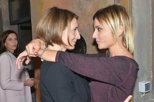 GZSZ: Katrin (l.) wird auf Rosa (M.) und Anni als Paar aufmerksam