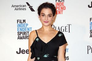 Mit diesem modernen Look gab Jenny Slate die Nominierungen des Independent Spirit Awards bekannt